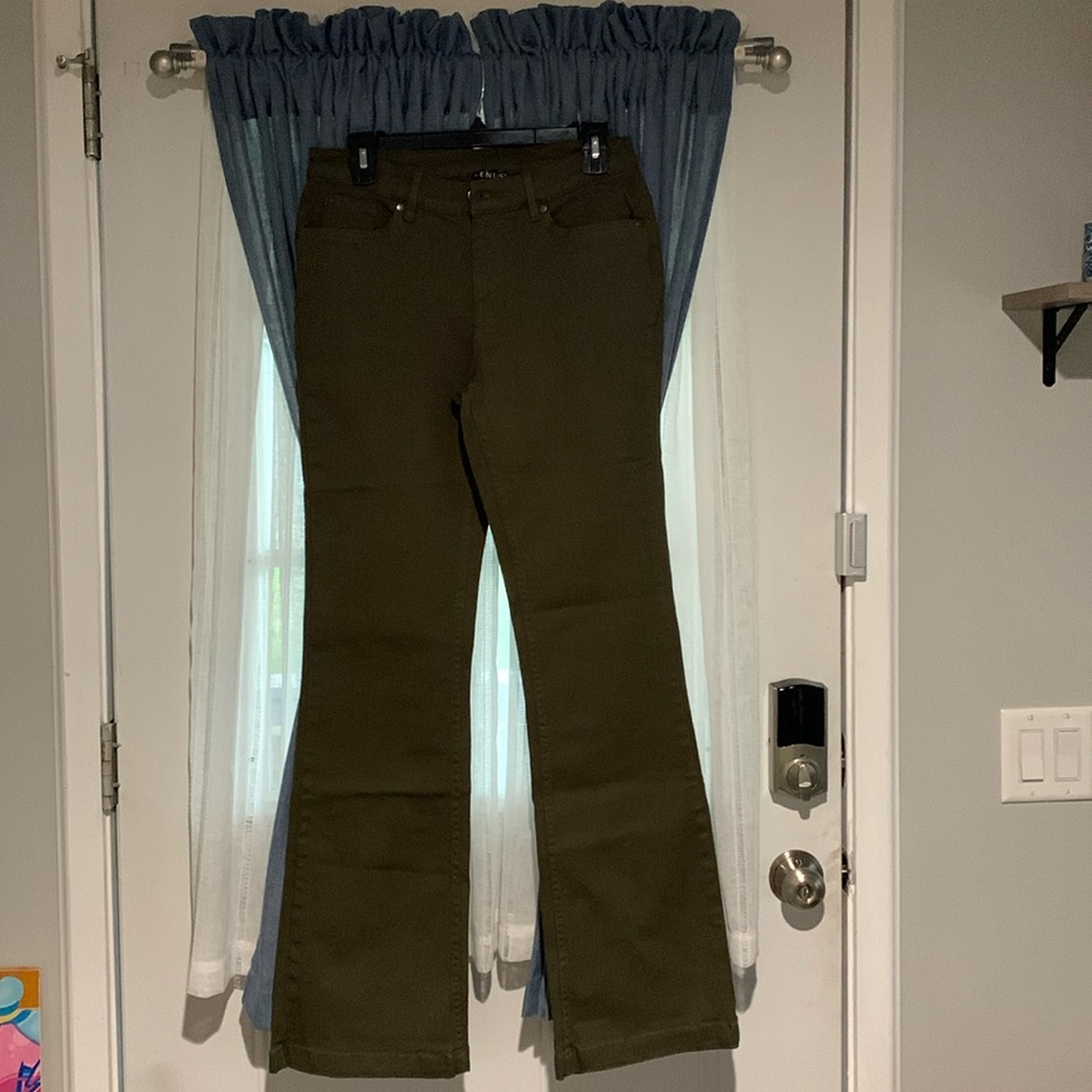 VENUS HALLE BOOT CUT JEANS IN OLIVE, SIZE 8..32” inseam.. new.. never worn!!